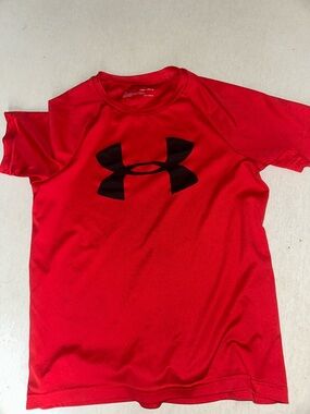 Kids Size M Under Armour Red Short Sleeve Tee with Black UA Logo Rashguard